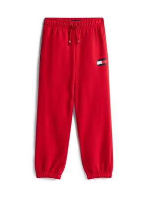 Røde joggebukser laget av myk stoff, med elastisk midjebånd med snor, tønneankler, og en liten logo-patch på siden.