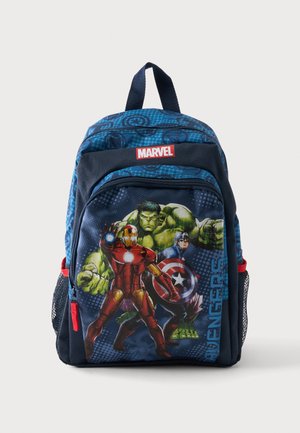 Zaino Marvel Avengers blu con grafica di Iron Man, Hulk e Captain America sulla tasca frontale e dettagli rossi sulla cerniera.