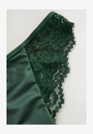 Dunkelgrüne Unterwäsche aus satinierter, glatter Materialqualität mit zarter Spitzenborte. Die Spitze hat florale Muster und einen gewellten Rand.