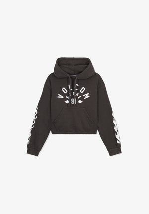 Sudadera corta negra con un bolsillo tipo canguro en la parte delantera, texto gráfico blanco y un logo circular en el pecho, y diseños de llamas a lo largo de las mangas.