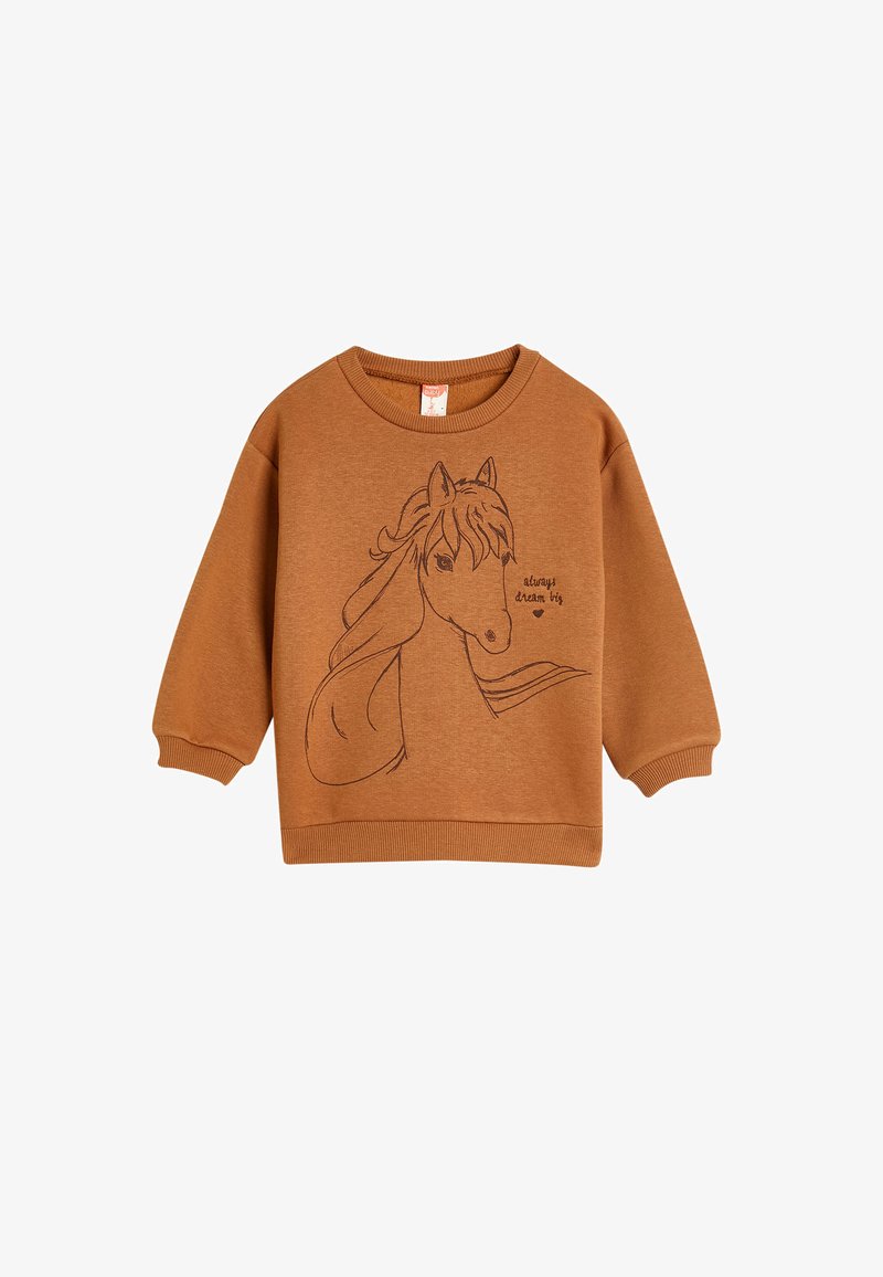 Sudadera marrón con cuello redondo y mangas largas, que presenta un dibujo contorneado en negro de un caballo y el texto "siempre sueña en grande."