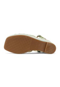 Sandali open-toe con tomaia in tessuto intrecciato in colori pastello, dotati di una suola in gomma marrone testurizzata e cinturino regolabile con fibbia.