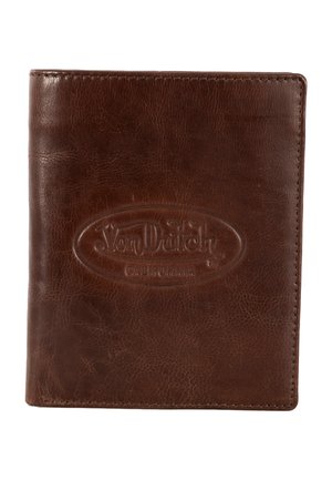 Portafoglio bifold in pelle marrone con superficie testurizzata e logo Von Dutch California in rilievo al centro frontale.
