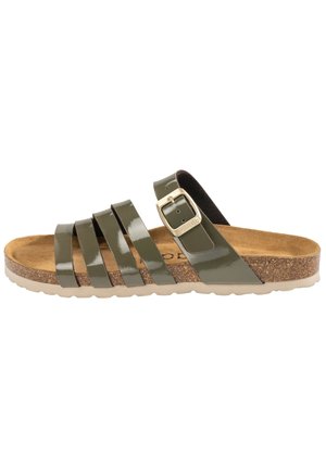 Olivengrøn sandal med fire blanke remme, justerbar spænde, kork-fodbed og hvid tekstureret sål, vist i sideprofil.