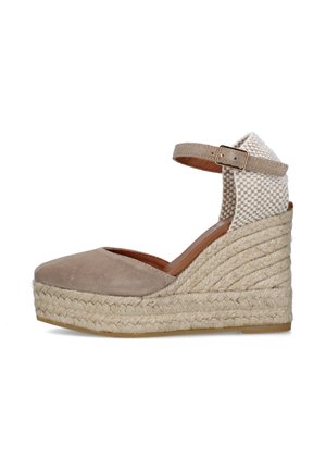 Scarpa espadrille beige con zeppa, punta in suede, suola platform in juta intrecciata e cinturino alla caviglia con fibbia sul tallone in tessuto a quadri.