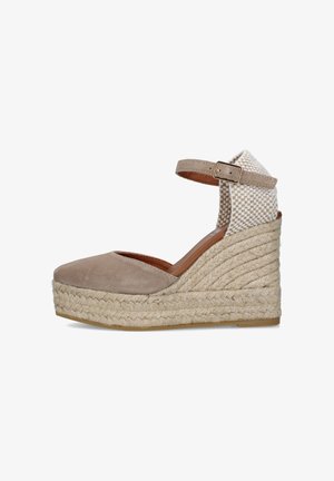 Scarpa espadrille beige con zeppa, punta in suede, suola platform in juta intrecciata e cinturino alla caviglia con fibbia sul tallone in tessuto a quadri.
