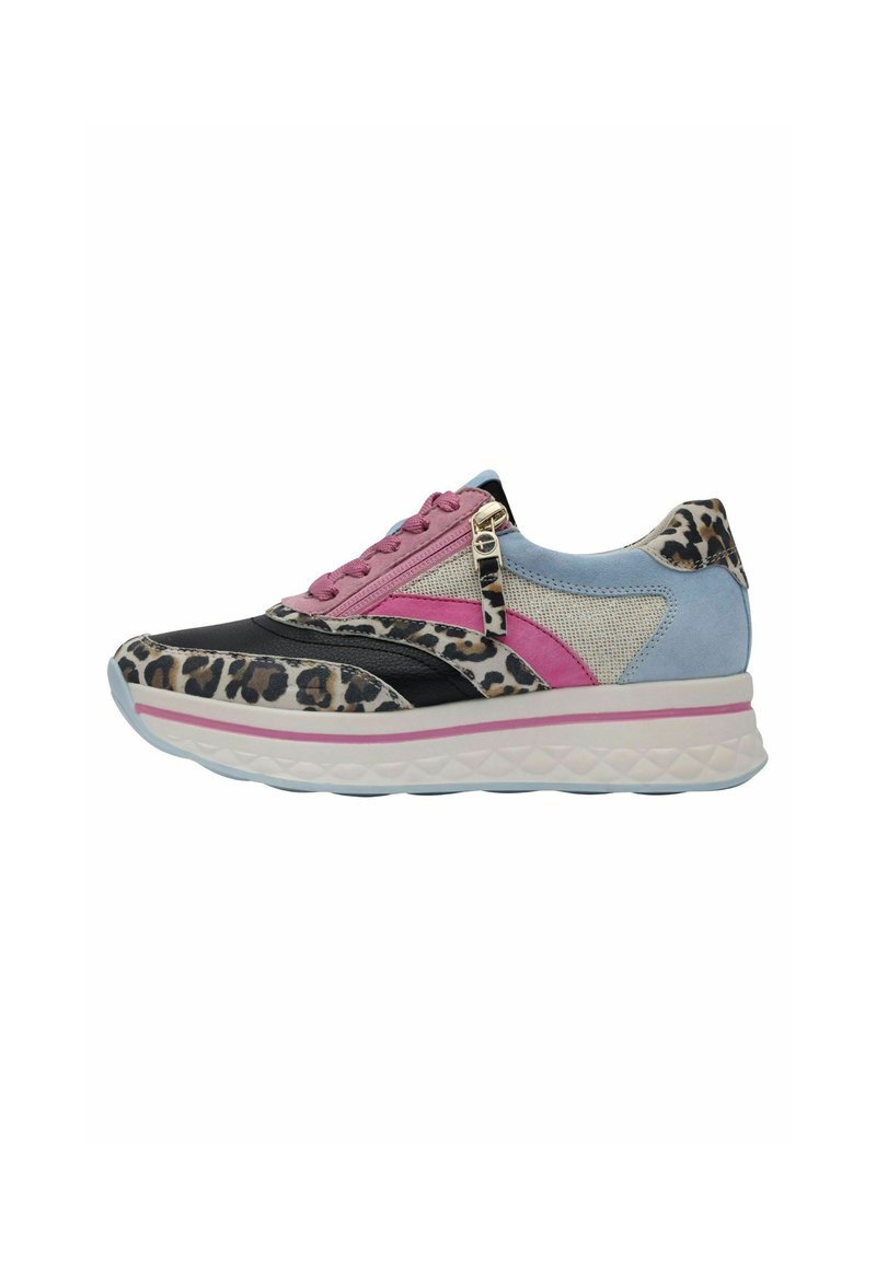 Sneaker con stampa leopardata caratterizzata da pannelli neri, rosa e azzurri chiari con una finitura testurizzata e una robusta suola bianca con dettagli rosa.