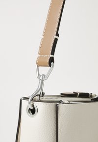 Thumbnail Image 5