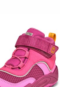 Zapatilla alta rosa que combina materiales sintéticos texturizados y suaves. Detalles notables incluyen cordones elásticos, una correa de Velcro y un logo.