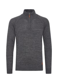 Grau gestrickter Pullover mit Viertelreißverschluss, gerippten Bündchen und Saum, mit strukturierter Stoffoberfläche und einem kleinen Leder-Brandlabel am unteren Rand.