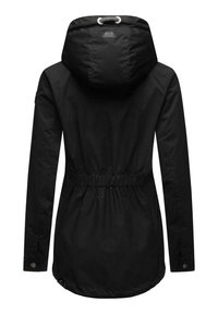 Czarna kurtka z długim rękawem, z kapturem, z regulacją w talii i gładką fakturą. Posiada logo na plecach oraz ozdobne guziki na rękawach.