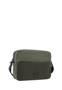 Borsa a tracolla verde in nylon con una tasca nera a contrasto, forma rettangolare, chiusura con zip e un logo rotondo al centro della tasca.
