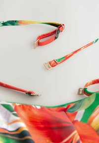 Multikleurige stoffen banden met bloemmotieven in rood, groen en geel, voorzien van clips met een gouden afwerking en een gladde textuur.
