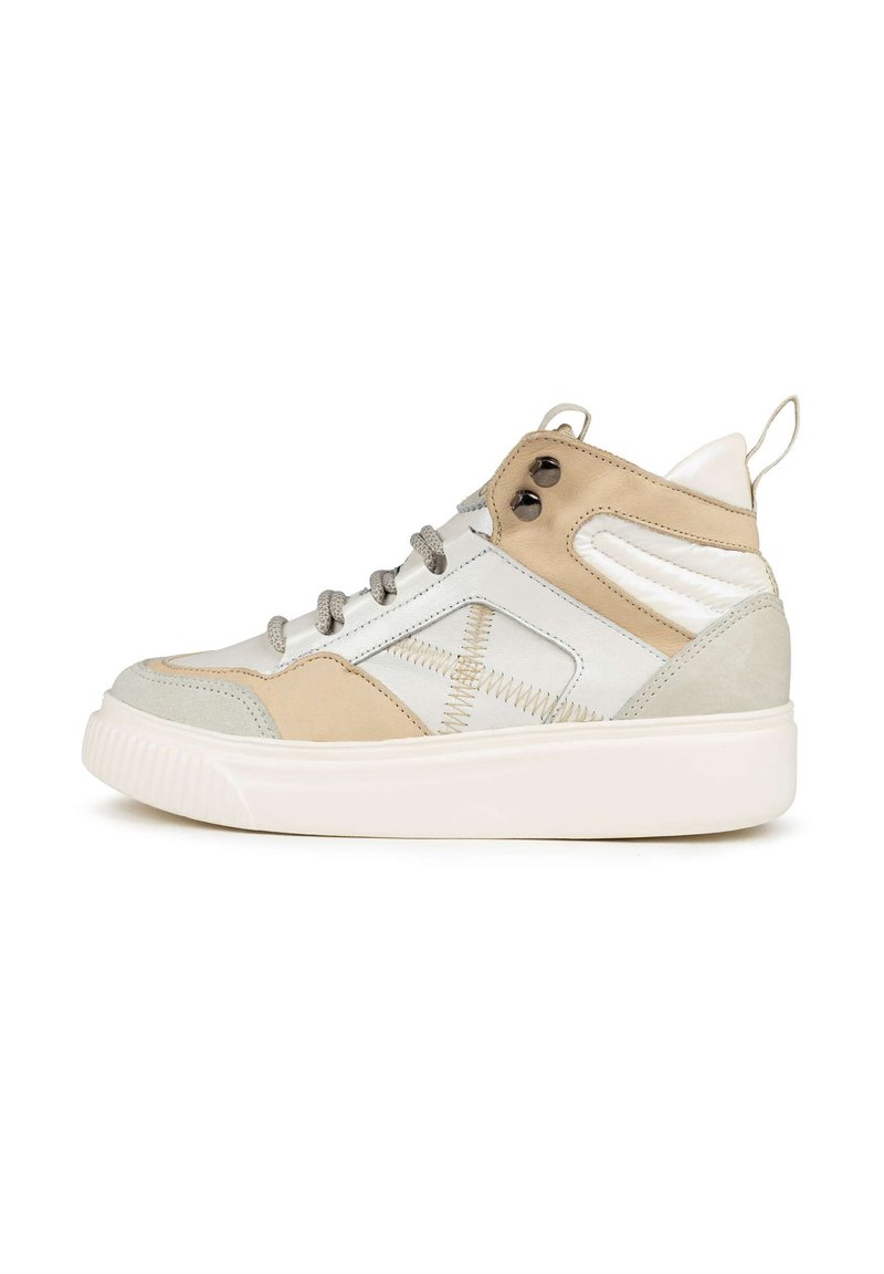 Beige und graue Leder-Hochschuhe mit einer weißen Gummisohle, strukturierten Akzenten und kontrastierenden Nähdetails.