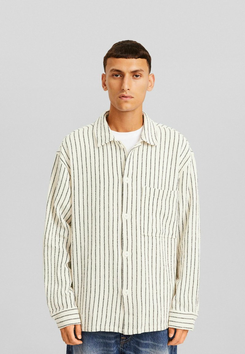 Bershka STRIPED RUSTIC LONG SLEEVE OVERSHIRT Hemd white/weiß
