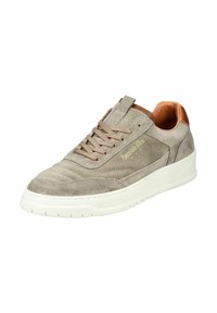 Sneaker beige in suede con una finitura testurizzata, dotata di una suola in gomma bianca, dettagli in pelle marrone e design con lacci.