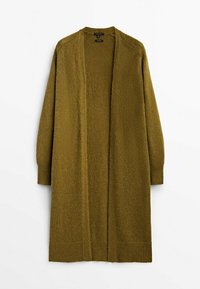 Lång olivgrön öppen stickad cardigan med långa ärmar och ribbade mudd- och nederkanter, uppvisad på en vit bakgrund.