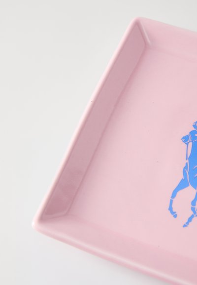 Rózsaszín, téglalap alakú kerámia tányér, közepén kék ló sziluett dizájnnal. Simább felület, enyhén kiemelkedő szélekkel.