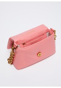 Sac à main en cuir rose avec un design structuré, garniture en or et une bandoulière en chaîne. Comprend une poche zippée et une doublure intérieure marquée.