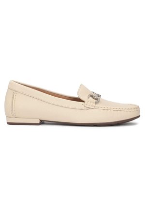 Beige læder loafers med flad sål, minimal syning og dekorativt hardware på overdelen. Glat tekstur med en klassisk form.