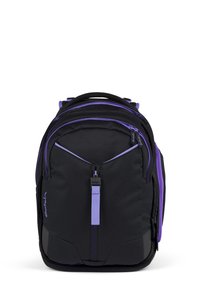 Schwarzer Rucksack mit lila Akzenten; verfügt über gepolsterte Träger, mehrere mit Reißverschluss verschließbare Fächer und strapazierfähigen Stoff. Glatte Textur, ergonomisches Design.