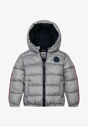 Doudoune grise avec capuche, fermeture éclair et doublure intérieure bleu marine. Présente un patch logo à l'avant et des rayures accentuées rouges sur les manches.