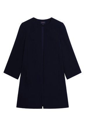 Cappotto blu navy con maniche a tre quarti, scollatura rotonda, chiusura frontale e due tasche laterali. Realizzato in un tessuto liscio con una leggera lucentezza.