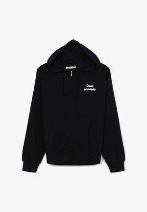 Felpa nera con zip, realizzata in cotone, con cappuccio, cordini, tasche frontali e testo bianco "Stavo pensando" sul lato sinistro del petto.