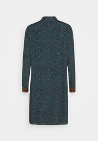 Mörkblå långärmad klänning med blommönster i teal och orange, med leopardmönstrade detaljer på ärmsluten och en kragsdesign.