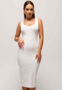 Biała, prążkowana sukienka midi z okrągłym dekoltem i bez rękawów. Dopasowany krój podkreśla sylwetkę. Gładka faktura.