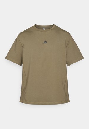 Camiseta de manga corta color verde oliva hecha de tela suave, con cuello redondo y un pequeño logo negro en el pecho. Detalles de costuras visibles.