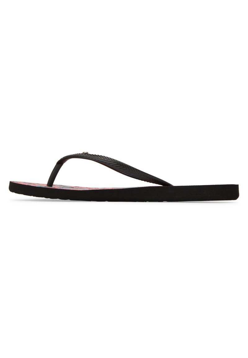 Sort flip-flop sandal med teksturerede gummistropper, en lyserød mønstret sål og en sort flad sål. Enkel design, der er velegnet til afslappet brug.