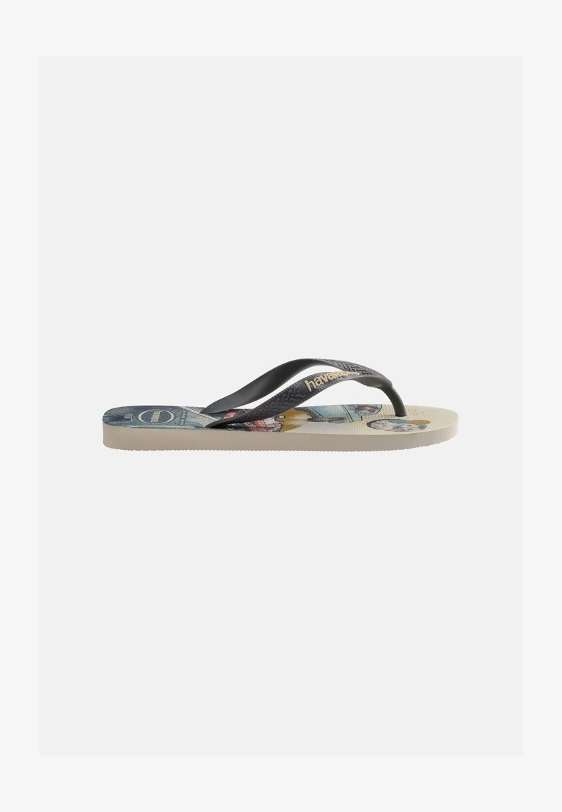 Infradito con suola beige decorata con stampe colorate a tema viaggio e cinturini neri texturizzati con logo del marchio beige.