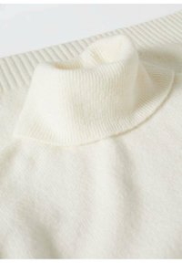 Crèmekleurige coltrui met geribbelde textuur en omgeslagen kraag, gemaakt van zacht breimateriaal, met een gladde afwerking.