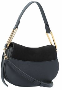 Svart läder- och mockaväska med rundad form, guldfärgad hårdvara och texturerad finish. Har ett kort handtag på toppen och ett långt axelband.