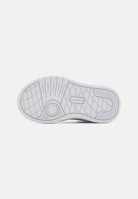 Fehér gumis sneaker talp, textúrázott tapadási mintázattal és kör alakú kiemeléssel. Tartalmazza a márkanevet a jellegzetes profilmintázattal.