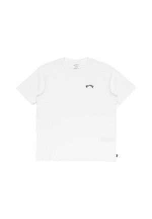 Biała bawełniana koszulka z krótkim rękawem, okrągłym dekoltem i małym czarnym logo po lewej stronie klatki piersiowej. Widoczna metka po boku bluzki, w pobliżu dołu.