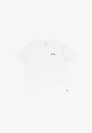 Biała bawełniana koszulka z krótkim rękawem, okrągłym dekoltem i małym czarnym logo po lewej stronie klatki piersiowej. Widoczna metka po boku bluzki, w pobliżu dołu.