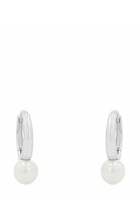 Silverringar i form av hoops med en slät vit pärla som hänge. Designen är minimalistisk med en polerad yta och rundade former.