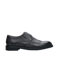 Czarne skórzane buty wizytowe z detalami w stylu brogu, teksturowanym wykończeniem, okrągłym noskiem oraz niską, płaską gumową podeszwą. Sznurówki z pięcioma oczkami.
