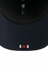 Marine-Cap mit schwarzer Innenseite, ausgestattet mit einem kleinen rot-weißen und schwarzen Streifenmuster auf dem Schirm, aus glattem Stoff gefertigt.