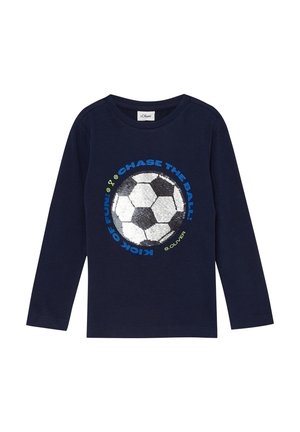 Granatowa koszula z długim rękawem z projektem piłki nożnej z cekinów w kolorze czarno-białym oraz niebieskim napisem „Chase the Ball, Kick of Fun.”