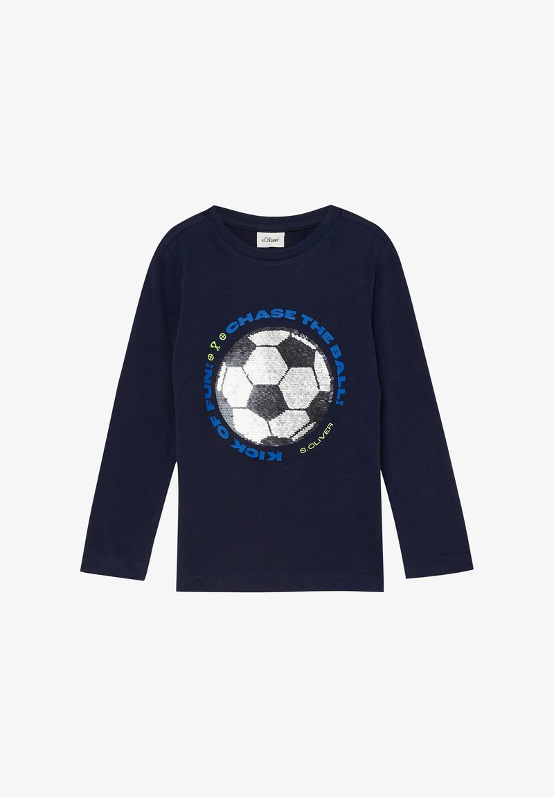 Chemise à manches longues bleu marine avec un motif de ballon de football en sequins noir et blanc et un texte bleu disant « Poursuis le ballon, déchaîne le plaisir ».