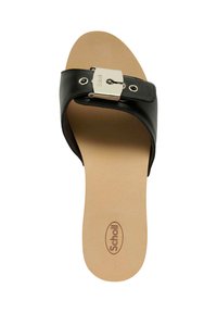 Infradito con soletta in tono sabbia, cinturino in pelle nera e fibbia argentata, con il logo Scholl sulla suola e sulla fibbia.