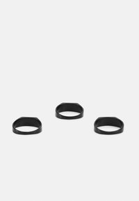 Conjunto de três anéis octogonais pretos feitos de material suave, apresentando um acabamento mate uniforme e um design limpo e minimalista.