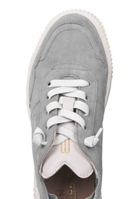Baskets en daim gris avec lacets blancs, semelle en caoutchouc et accent doré sur la languette, vues de dessus.