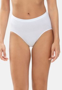 Białe, bawełniane majtki o wysokim stanie z gładką teksturą i elastycznym paskiem w talii, z dyskretnym nadrukiem logo.