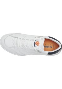 Vit syntetsneakers med låg design, med perforerade detaljer, grå accenter och en orange logotyp på innersulan.