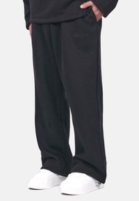 Dropsize RELAXED FIT JOGGER - Verryttelyhousut - black