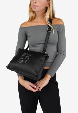 Bolso cruzado de cuero negro con una superficie texturada y detalle de logo con tachuelas. Cuenta con una correa ajustable y cierre con cremallera.